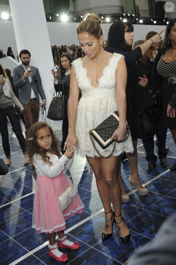 Jennifer Lopez et sa fillette Emme au défilé Chanel, à Paris, le 2 octobre 2012.
