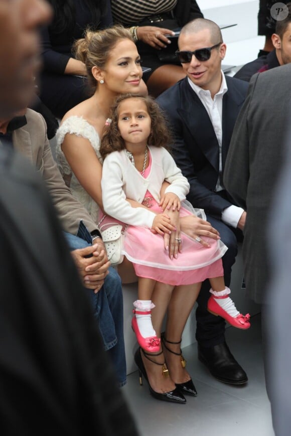 Jennifer Lopez avec sa fille et son boyfriend Casper Smart au défilé Chanel, à Paris, le 2 octobre 2012.