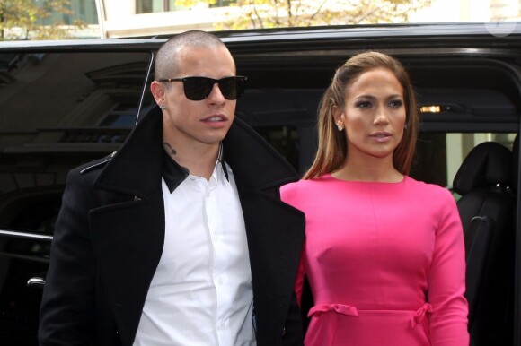 Jennifer Lopez et Casper Smart quittant leur hôtel parisien le 2 octobre 2012.