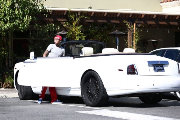 Exclusif - Tyga remonte dans sa Rolls-Royce après un passage au Subway. Los Angeles, le 14 octobre 2012.