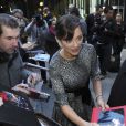 Marion Cotillard signe des autographes après la projection du film  De rouille et d'os  lors du 56ème festival du film BFI de Londres, le 14 octobre 2012.