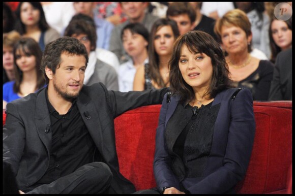 Guillaume Canet et Marion Cotillard lors de l'enregistrement de l'émission Vivement dimanche, le 10 octobre 2010.