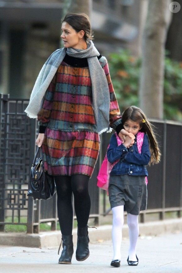 Katie Holmes et Suri à New York sur le chemin de l'école. Lundi 15 octobre 2012
