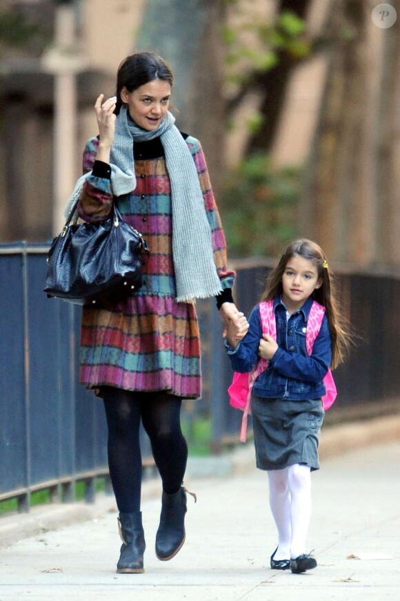 Katie Holmes et Suri à New York, complices sur le chemin de l'école. Lundi 15 octobre 2012