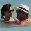 Exclusif - Olga Kurylenko et son compagnon Danny Huston se baignent à Miami. Le 16 octobre 2012.