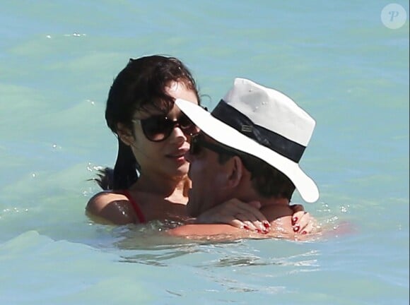 Exclusif - Olga Kurylenko et Danny Huston en pleine baignade à Miami. Le 16 octobre 2012.