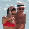 Exclusif - La sexy Olga Kurylenko et son compagnon Danny Huston forment un couple assorti en rouge sur la plage. Miami, le 16 octobre 2012.