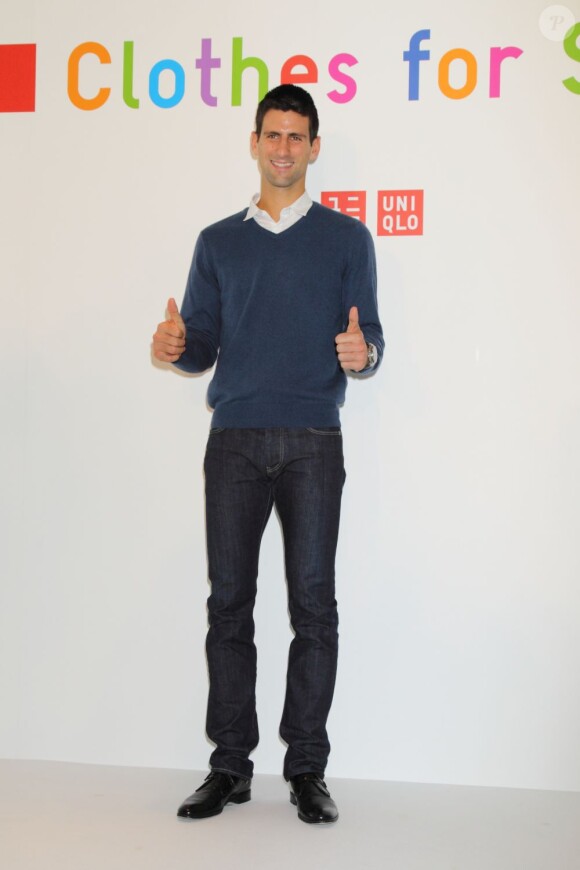 Novak Djokovic, tout sourire lors de l'annonce du lancement du programme Clothes for Smiles en partenariat avec UNIQLO le 16 octobre 2012 à Tokyo