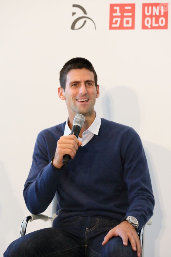 Novak Djokovic répond aux questions des journalistes lors de l'annonce du lancement du programme Clothes for Smiles en partenariat avec UNIQLO le 16 octobre 2012 à Tokyo