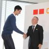 Novak Djokovic et Tadashi Yanai, patron d'UNIQLO lors de l'annonce du lancement du programme Clothes for Smiles en partenariat avec UNIQLO le 16 octobre 2012 à Tokyo