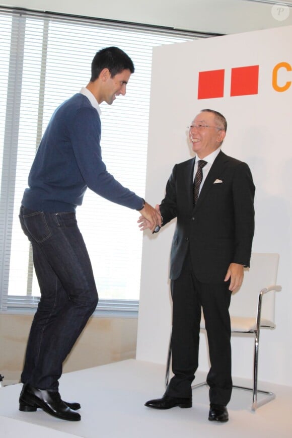 Novak Djokovic et Tadashi Yanai, patron d'UNIQLO lors de l'annonce du lancement du programme Clothes for Smiles en partenariat avec UNIQLO le 16 octobre 2012 à Tokyo
