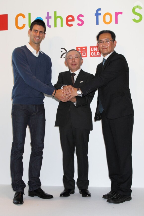 Novak Djokovic, Tadashi Yanai et Yukihiro Nitta lors de l'annonce du lancement du programme Clothes for Smiles en partenariat avec UNIQLO le 16 octobre 2012 à Tokyo