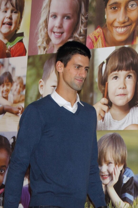 Novak Djokovic, ambassadeur du programme Clothes for Smiles en partenariat avec UNIQLO le 16 octobre 2012 à Tokyo