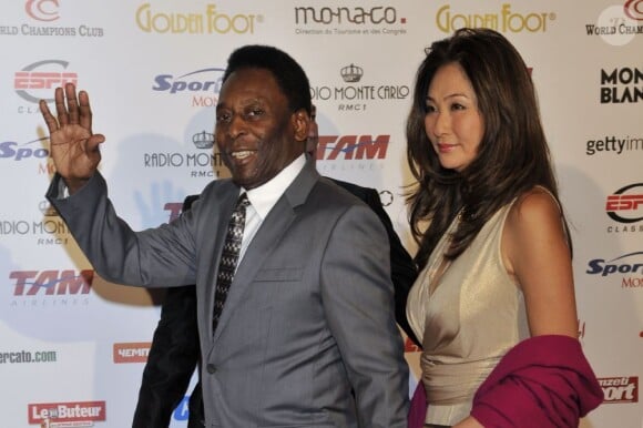 Pelé et sa petite amie lors de la céremonie du Golden Foot Award à Monaco le 17 Avril 2012 au Sporting de Monte-Carlo
