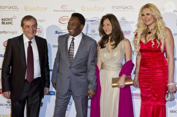 Pelé, sa compagne, Antonio Caliendo et Alessandra Canale lors de la céremonie du Golden Foot Award à Monaco le 17 Avril 2012 au Sporting de Monte-Carlo