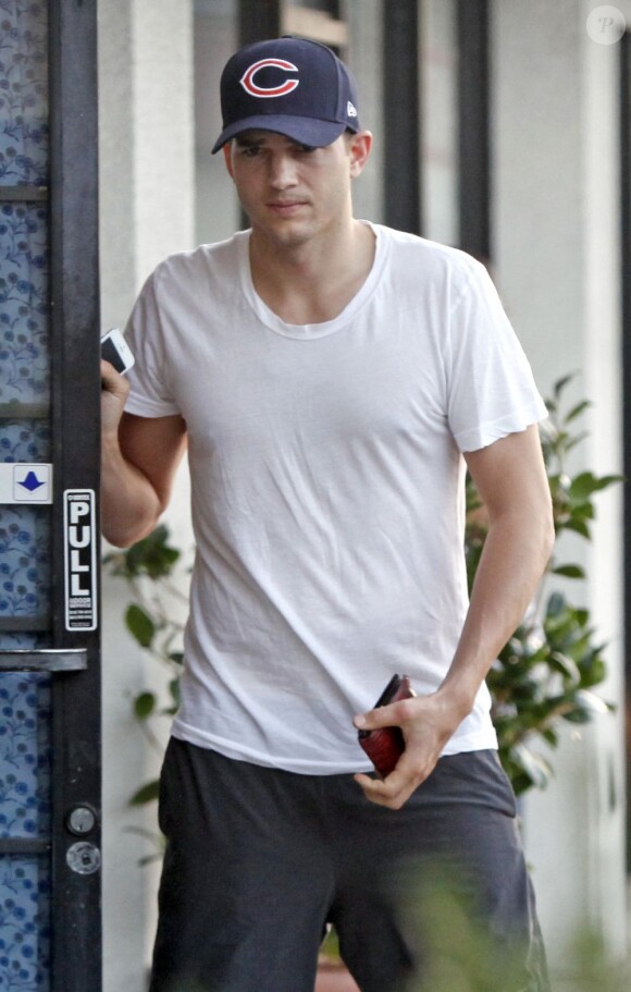 Exclusif - Ashton Kutcher à sa sortie du salon de massage Pampered Foot à Studio City, le 19 octobre 2012.