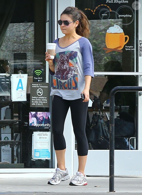 Exclusif - Mila Kunis, détendue à l'issue de son cours de yoga, sirote un Starbucks. Studio City, le 18 Octobre 2012.