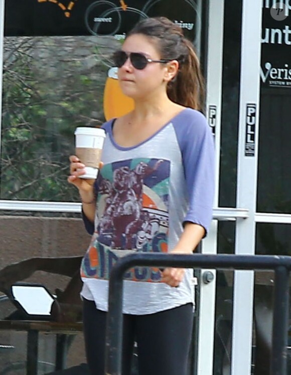 Exclusif - Mila Kunis, détendue à l'issue de son cours de yoga, sirote un Starbucks. Studio City, le 18 Octobre 2012.