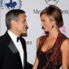 George Clooney et sa compagne Stacy Keibler, un superbe couple sur le tapis rouge de l'hôtel Beverly Hilton où a lieu le gala Carousel of Hope. Beverly Hills, le 20 octobre 2012.