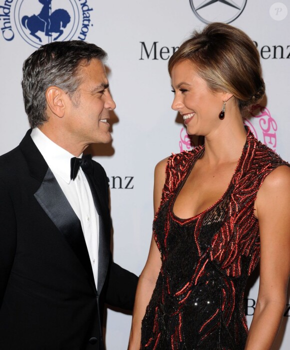 George Clooney et sa compagne Stacy Keibler, un superbe couple sur le tapis rouge de l'hôtel Beverly Hilton où a lieu le gala Carousel of Hope. Beverly Hills, le 20 octobre 2012.