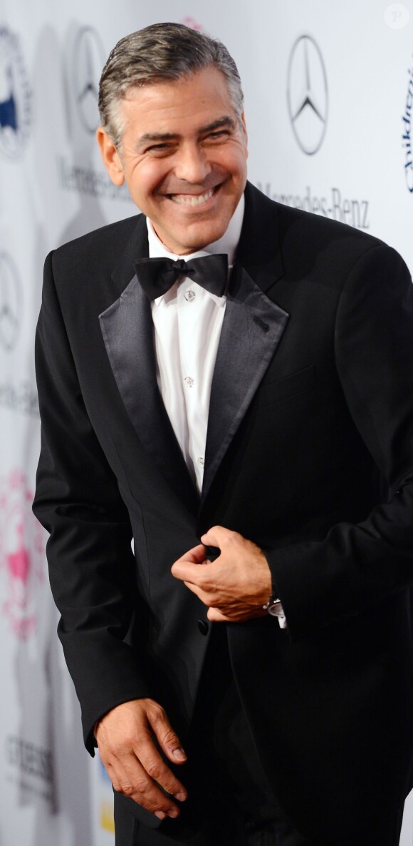 George Clooney, visiblement détendu lors du gala Carousel of Hope à l'hôtel Beverly Hilton, durant lequel il recevra le Brass Ring Award. Beverly Hills, le 20 octobre 2012.