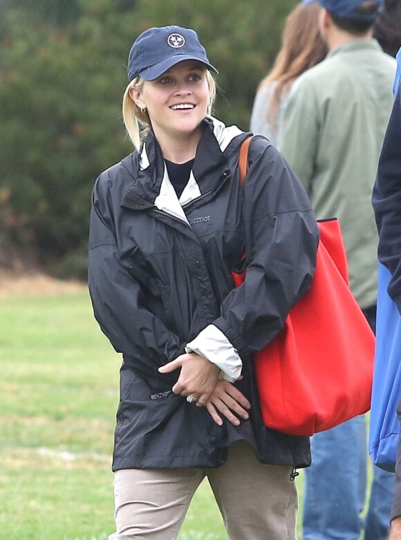Reese Witherspoon, souriante, regarde son fils Deacon jouer au football à Los Angeles, le 20 octobre 2012.