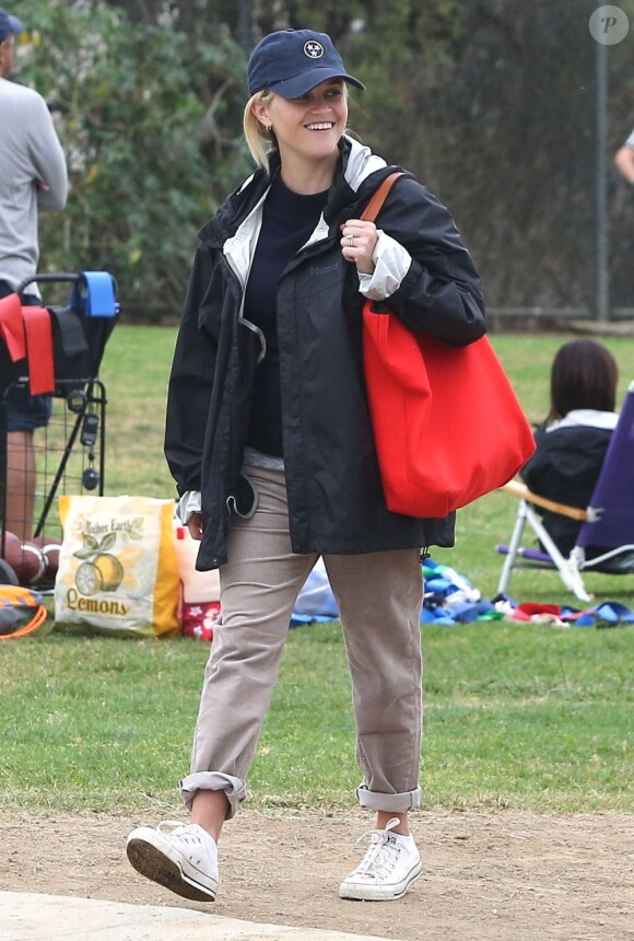 Reese Witherspoon, avec son mari Jim Toth, regarde son fils Deacon jouer au football à Los Angeles, le 20 octobre 2012.