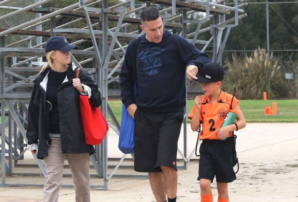 Reese Witherspoon, avec son mari Jim Toth, regarde son fils Deacon jouer au football à Los Angeles, le 20 octobre 2012.