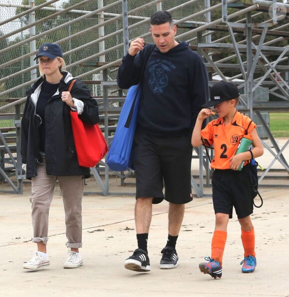 Reese Witherspoon, avec son mari Jim Toth, regarde son fils Deacon jouer au football à Los Angeles, le 20 octobre 2012.