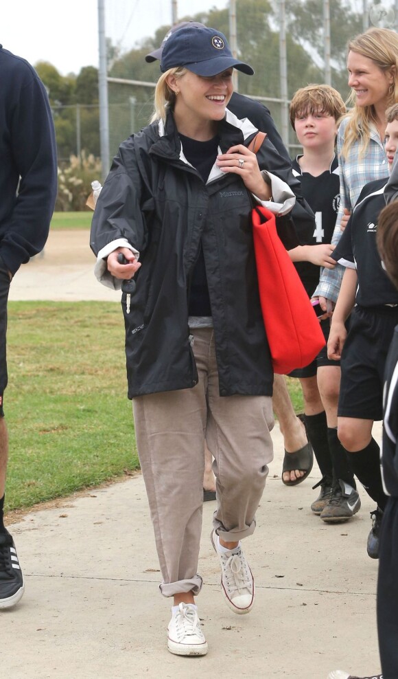 Reese Witherspoon, avec son mari Jim Toth, regarde son fils Deacon jouer au football à Los Angeles, le 20 octobre 2012.