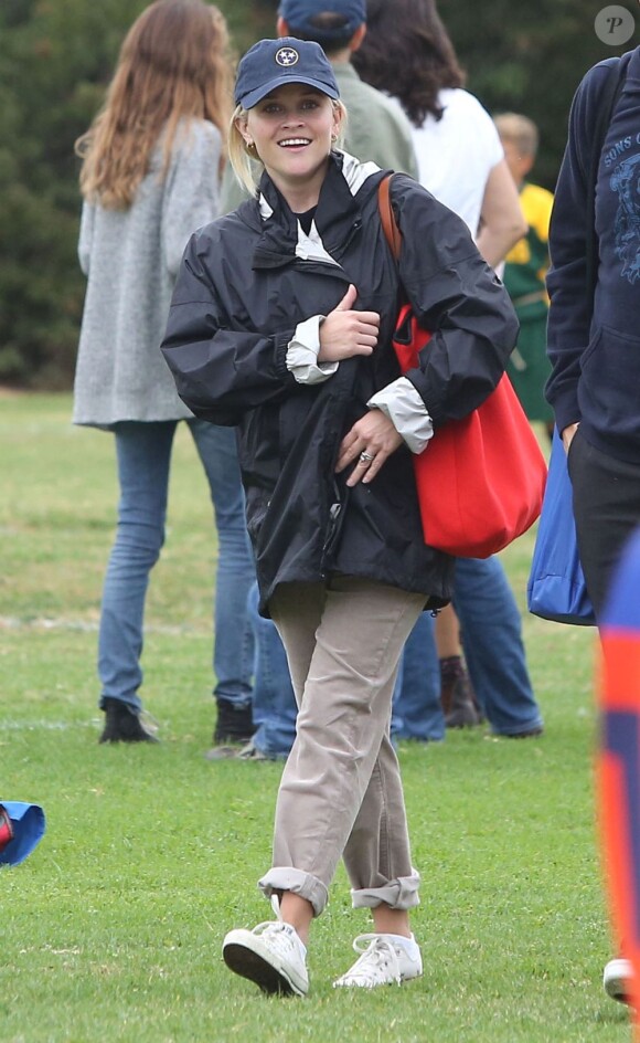 Reese Witherspoon, avec son mari Jim Toth, regarde son fils Deacon jouer au football à Los Angeles, le 20 octobre 2012.