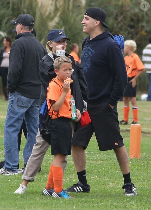 Reese Witherspoon, avec son mari Jim Toth, regarde son fils Deacon jouer au football à Los Angeles, le 20 octobre 2012.