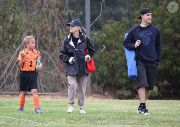 Reese Witherspoon, avec son mari Jim Toth, regarde son fils Deacon jouer au football à Los Angeles, le 20 octobre 2012.