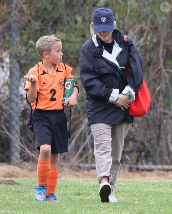 Reese Witherspoon, avec son mari Jim Toth, regarde son fils Deacon jouer au football à Los Angeles, le 20 octobre 2012.