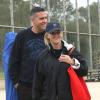 Reese Witherspoon, avec son mari Jim Toth, regarde son fils Deacon jouer au football à Los Angeles, le 20 octobre 2012.