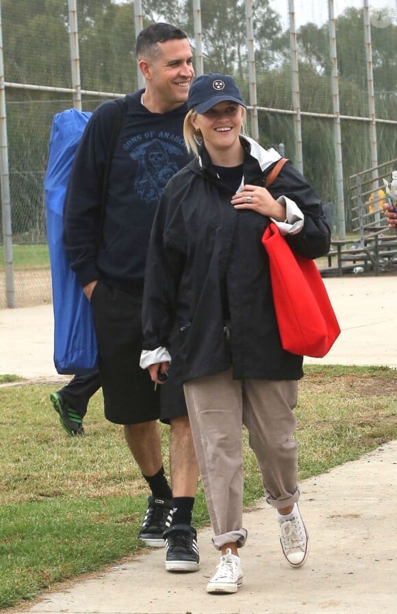 Reese Witherspoon, avec son mari Jim Toth, regarde son fils Deacon jouer au football à Los Angeles, le 20 octobre 2012.