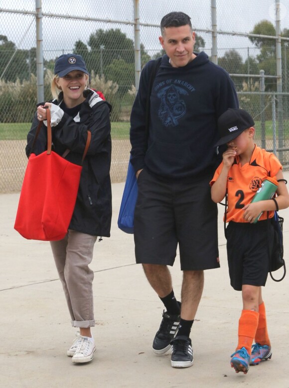 Reese Witherspoon, avec son mari Jim Toth, regarde son fils Deacon jouer au football à Los Angeles, le 20 octobre 2012.