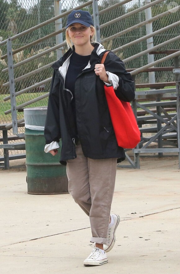 Reese Witherspoon, avec son mari Jim Toth, regarde son fils Deacon jouer au football à Los Angeles, le 20 octobre 2012.