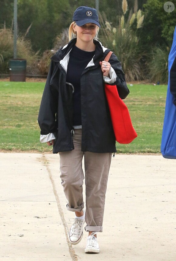 Reese Witherspoon, avec son mari Jim Toth, regarde son fils Deacon jouer au football à Los Angeles, le 20 octobre 2012.