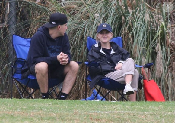 Reese Witherspoon, avec son mari Jim Toth, regarde son fils Deacon jouer au football à Los Angeles, le 20 octobre 2012.