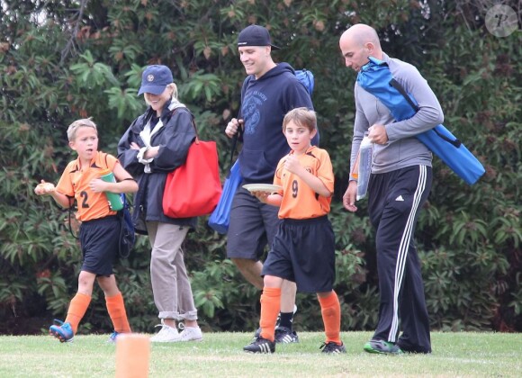 Reese Witherspoon, avec son mari Jim Toth, regarde son fils Deacon jouer au football à Los Angeles, le 20 octobre 2012.