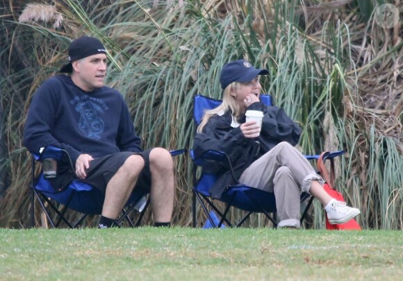 Reese Witherspoon, avec son mari Jim Toth, regarde son fils Deacon jouer au football à Los Angeles, le 20 octobre 2012.