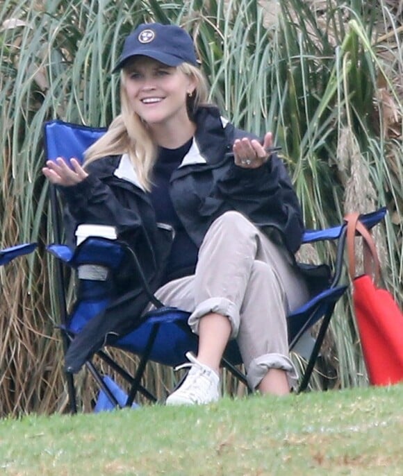 Reese Witherspoon regarde son fils Deacon jouer au football à Los Angeles, le 20 octobre 2012.
