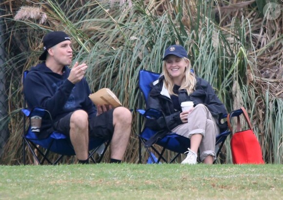 Reese Witherspoon, avec son mari Jim Toth, regarde son fils Deacon jouer au football à Los Angeles, le 20 octobre 2012.