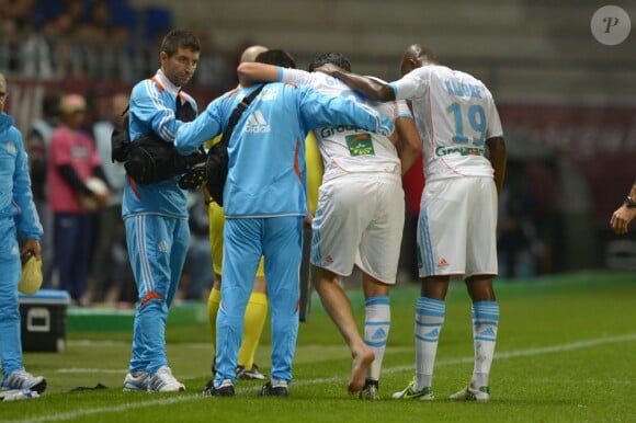 André-Pierre Gignac évacué lors de la défaite de l'Olympique de Marseille face à Troyes (1-0) le dimanche 21 octobre 2012 au stade de l'Aube à Troyes
