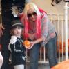 Christina Aguilera et son fils Max choisissent une citrouille à Los Angeles le 14 octobre 2012.