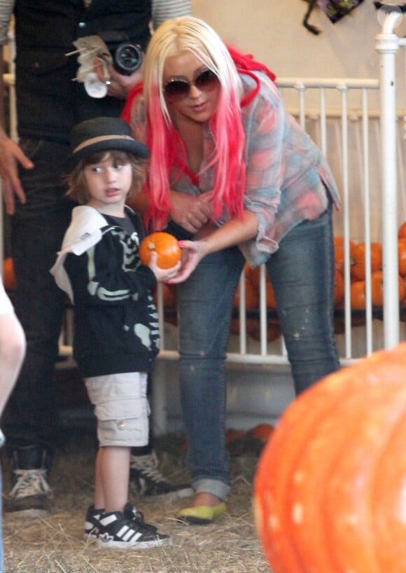 Christina Aguilera et son fils Max choisissent une citrouille à Los Angeles le 14 octobre 2012.