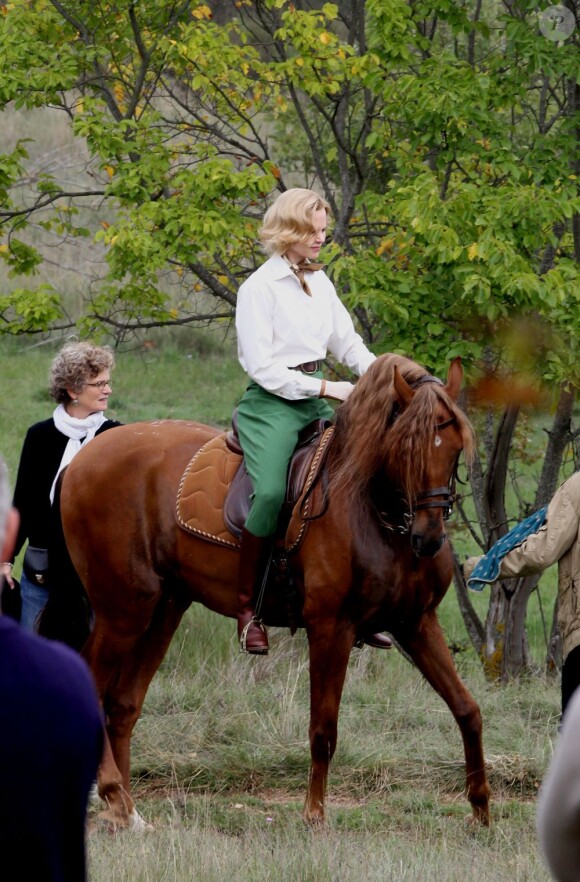 Nicole Kidman tourne une scène du film Grace de Monaco à cheval, près de Monaco. Le 12 octobre 2012.