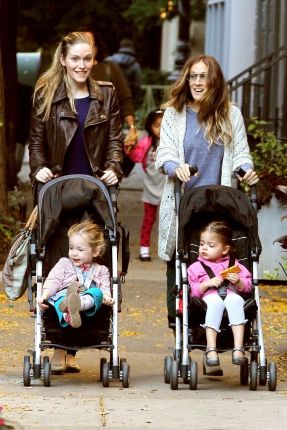 Sarah Jessica Parker avec ses deux jumelles Marion Loretta et Tabitha Hodge à New York, le 22 octobre 2012.