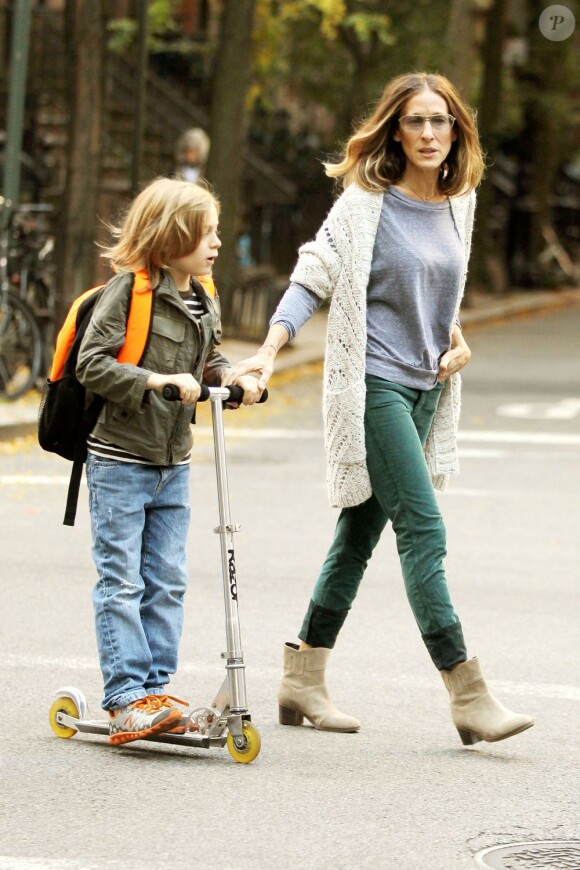 Sarah Jessica Parker avec son fils James à New York, le 22 octobre 2012.